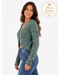 Cardigan feminino cropped BAZAR OFICIAL EFATA em tricô mesclado verde e off white com decote em V e botão frontal