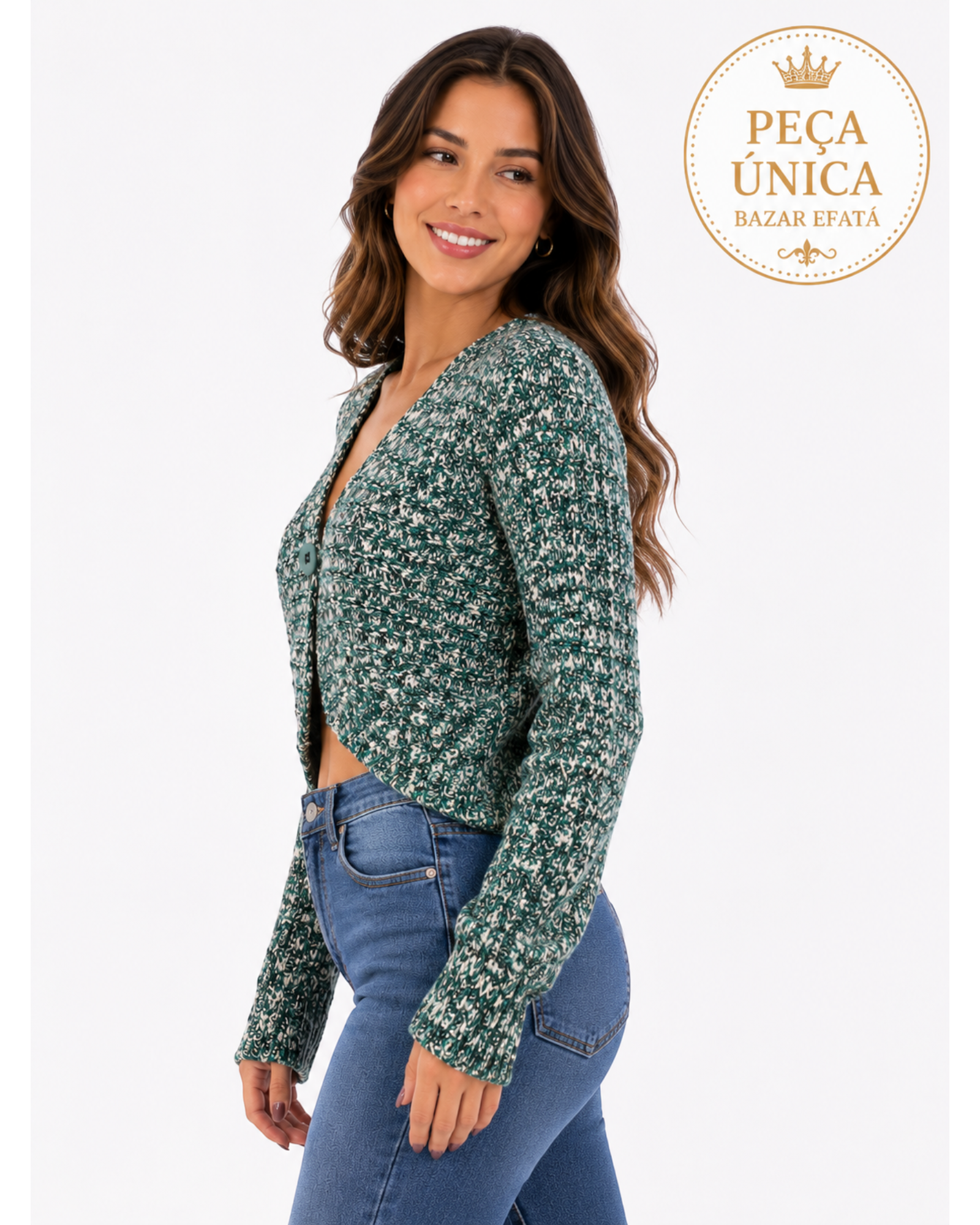 Cardigan feminino cropped BAZAR OFICIAL EFATA em tricô mesclado verde e off white com decote em V e botão frontal