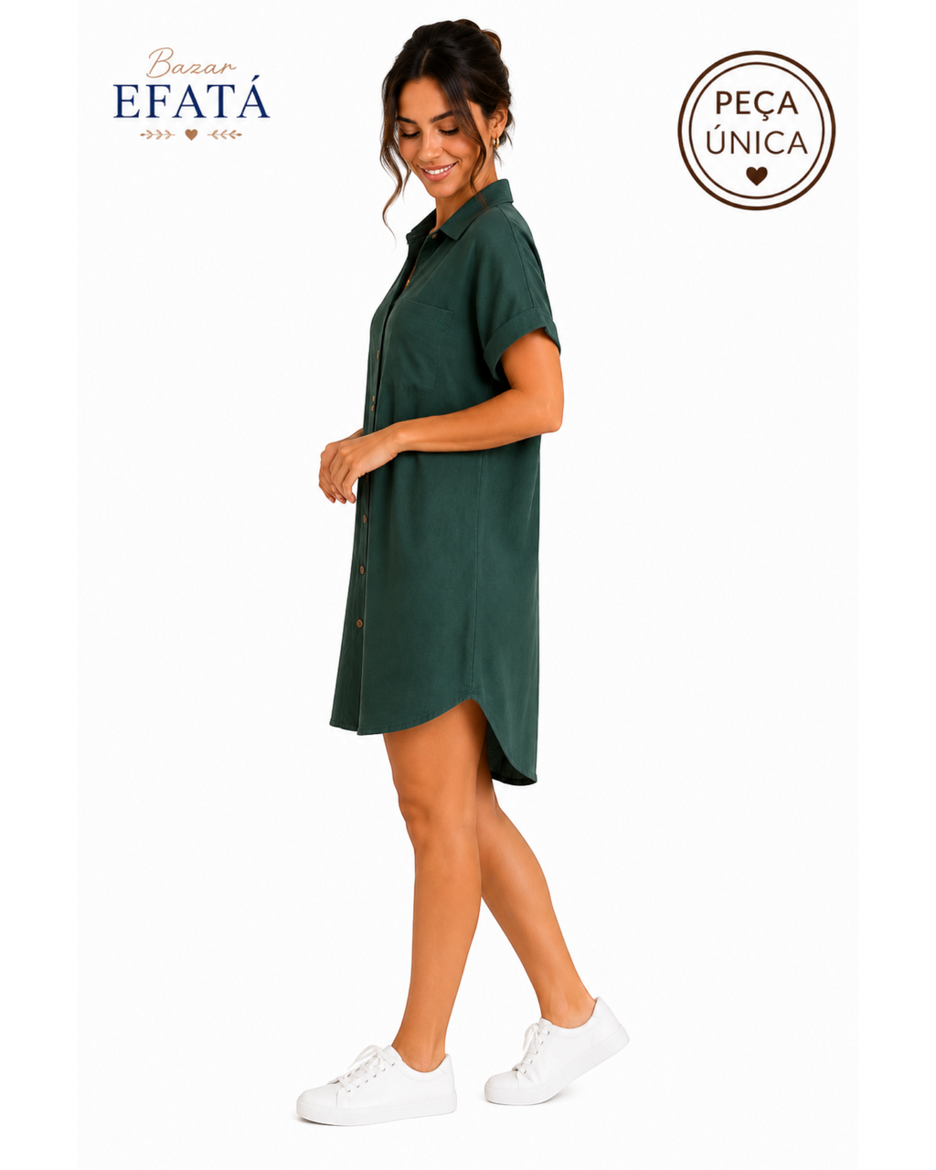 Modelo usando camisa chemise verde musgo com botões frontais e mangas dobradas, da BAZAR OFICIAL EFATA, vista lateral.
