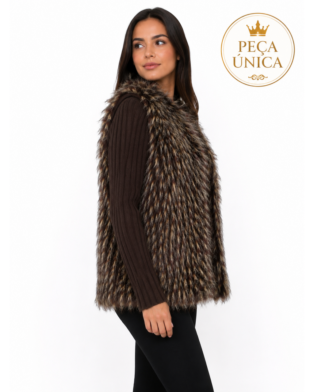 Modelo vestindo colete BAZAR OFICIAL EFATA de pelo sintético marrom mesclado, sem mangas, estilo casual elegante.