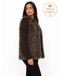 Modelo vestindo colete BAZAR OFICIAL EFATA de pelo sintético marrom mesclado, sem mangas, estilo casual elegante.