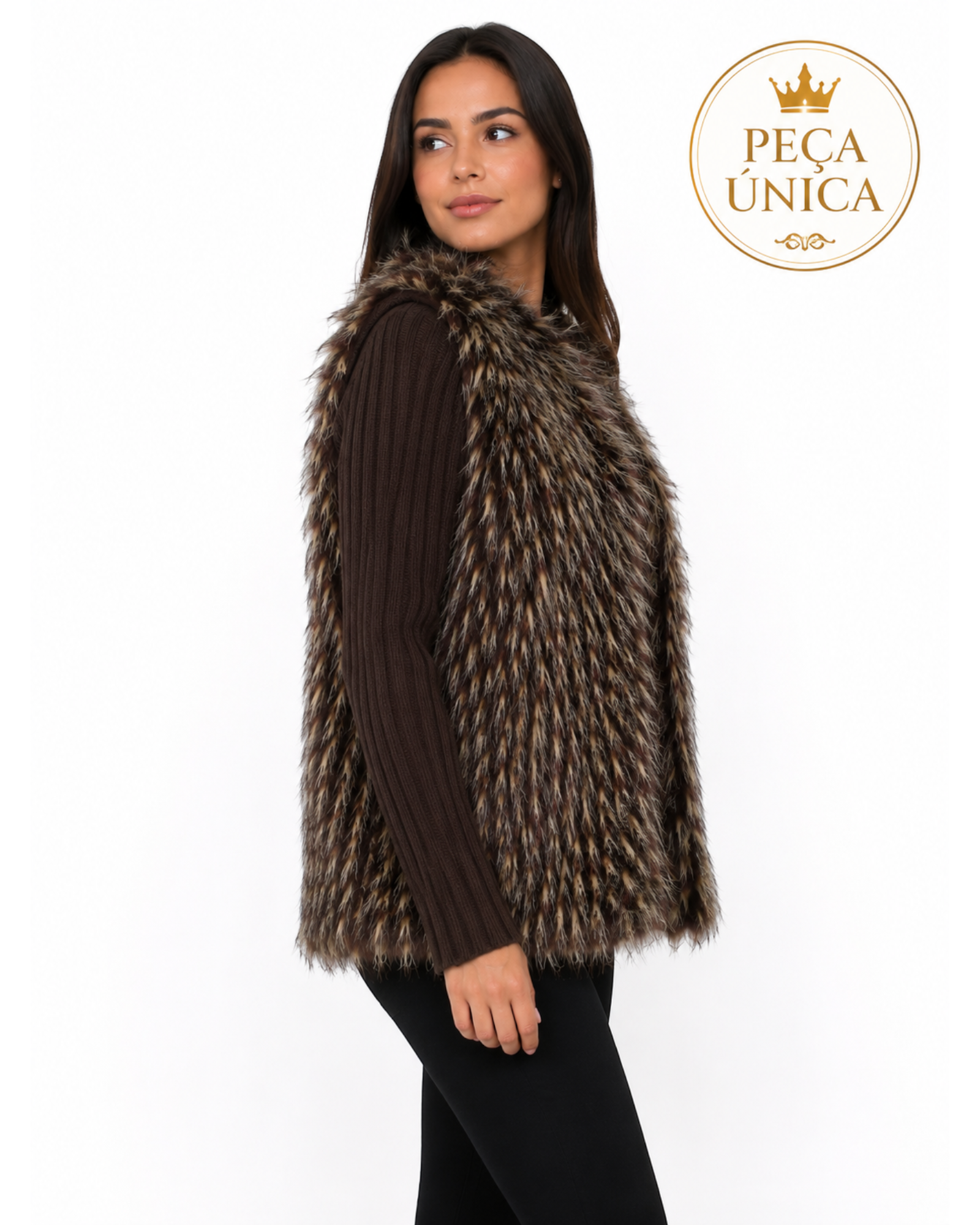 Modelo vestindo colete BAZAR OFICIAL EFATA de pelo sintético marrom mesclado, sem mangas, estilo casual elegante.