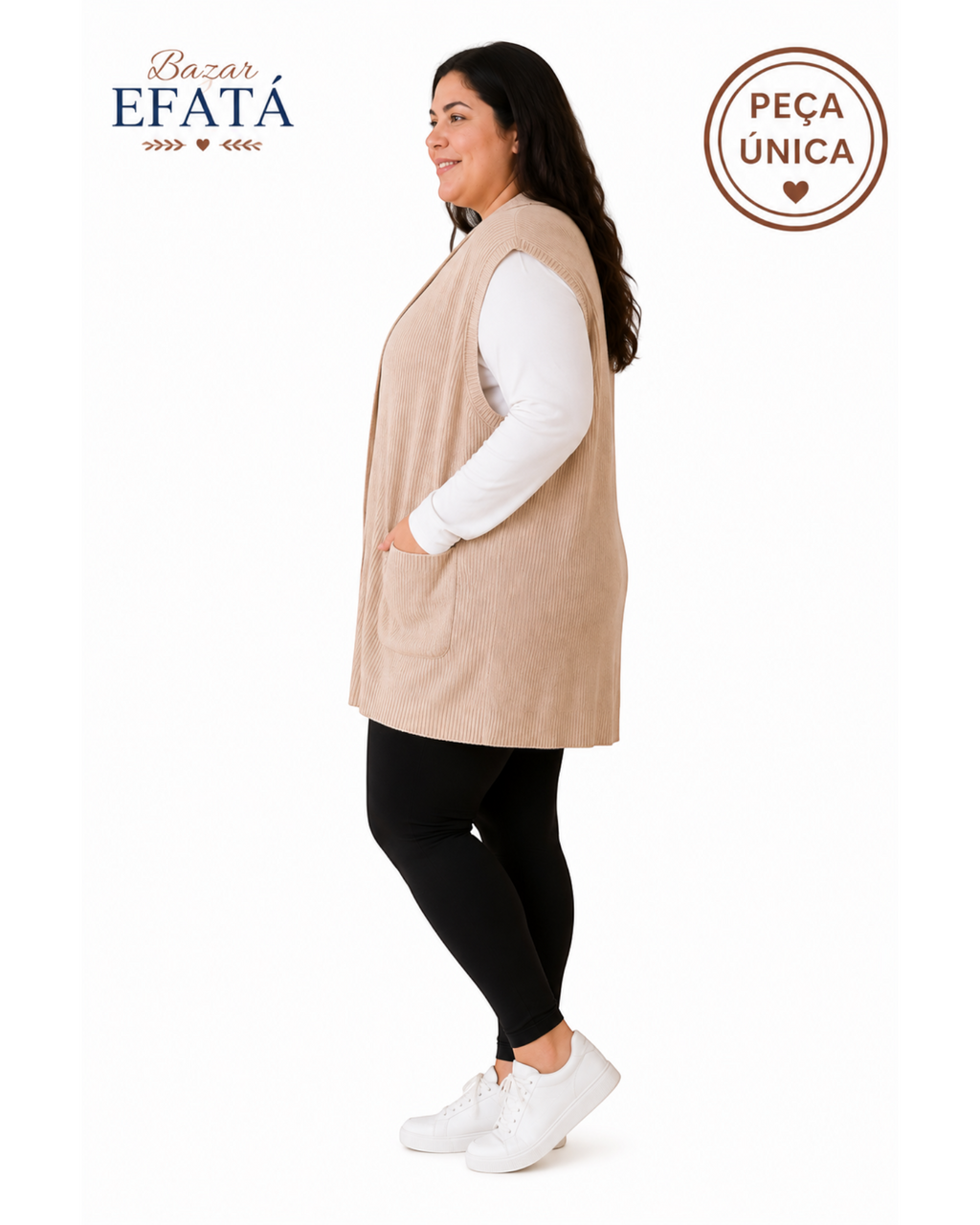 Colete feminino plus size alongado em tricô canelado bege com bolsos, usado por modelo em look casual no BAZAR OFICIAL EFATA.