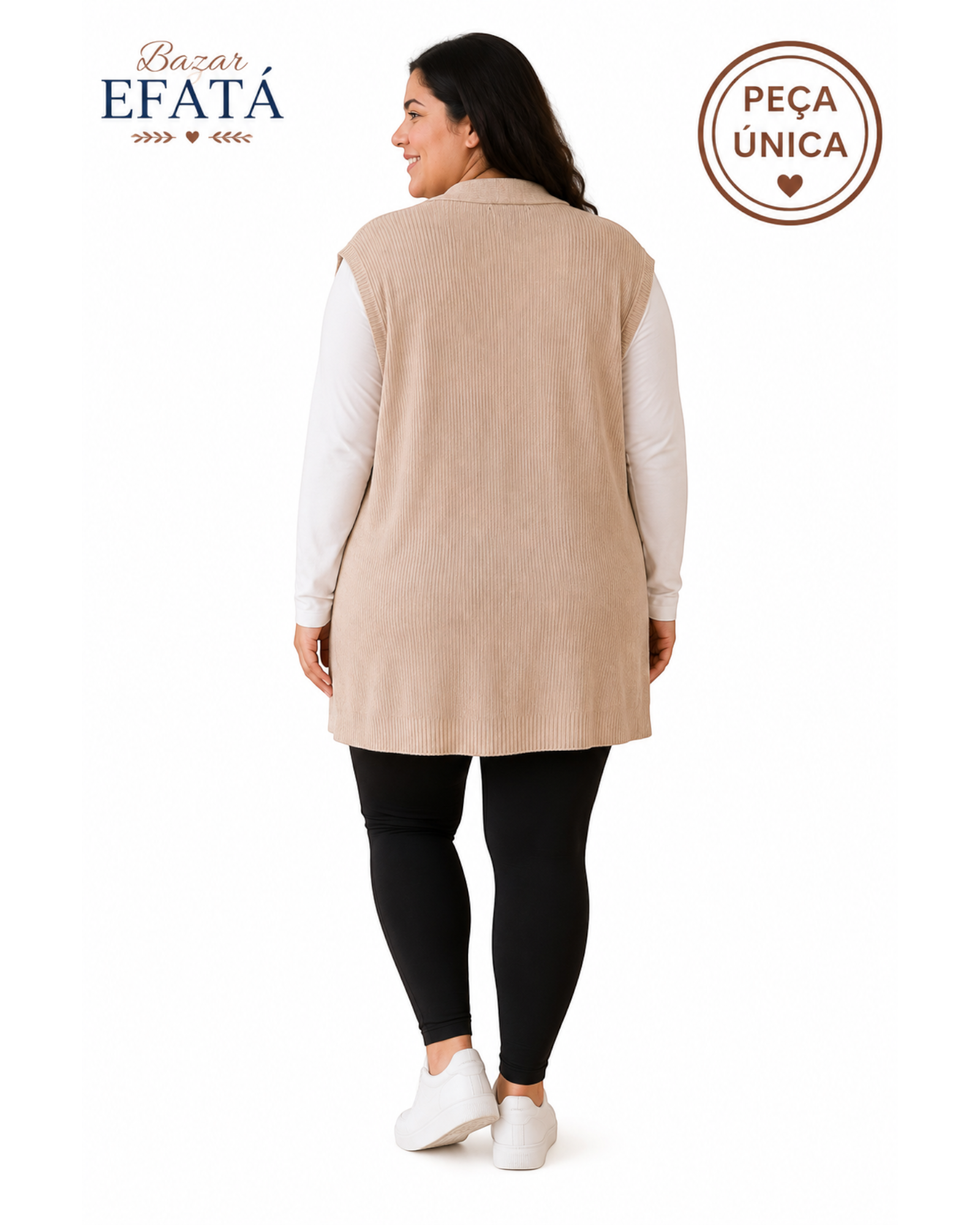 Colete feminino plus size alongado em tricô canelado bege da BAZAR OFICIAL EFATA, visto de costas.