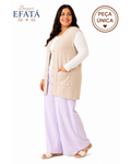 Modelo plus size sorrindo usando colete alongado bege de tricô canelado com botões, do BAZAR OFICIAL EFATA.