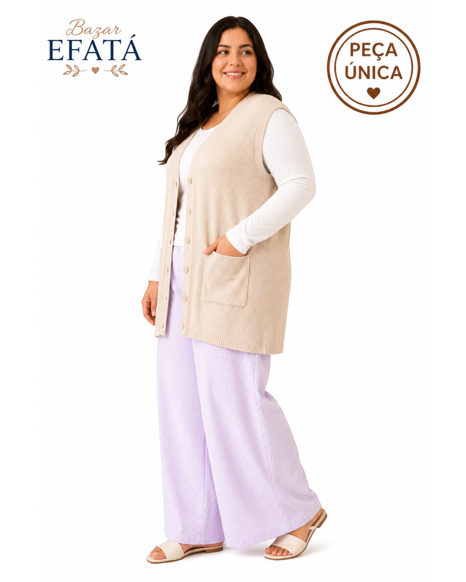 Modelo plus size sorrindo usando colete alongado bege de tricô canelado com botões, do BAZAR OFICIAL EFATA.