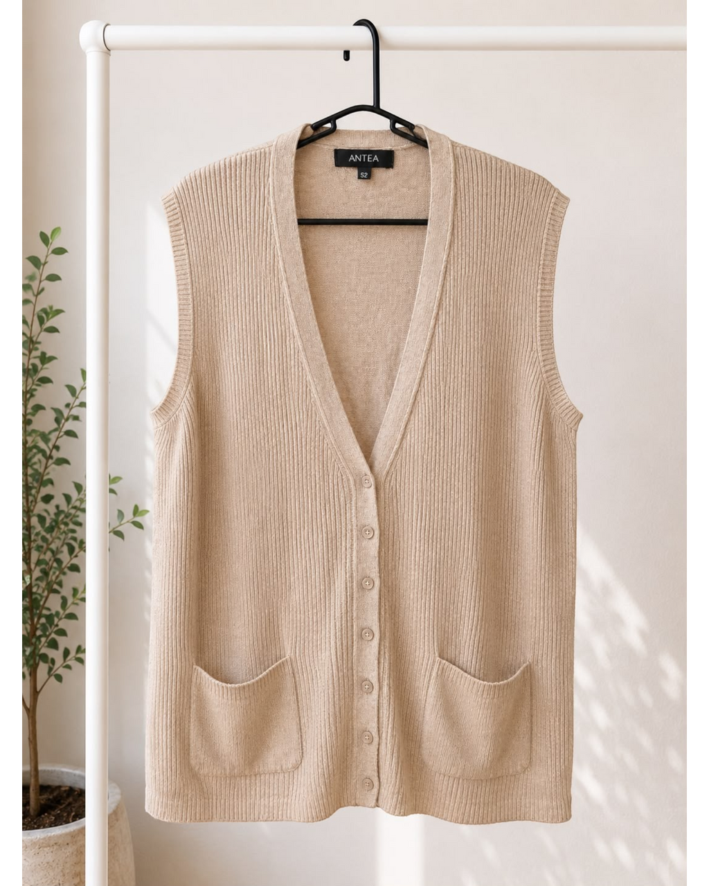 Colete feminino plus size alongado em tricô canelado bege com decote em V, botões e bolsos, do BAZAR OFICIAL EFATA.