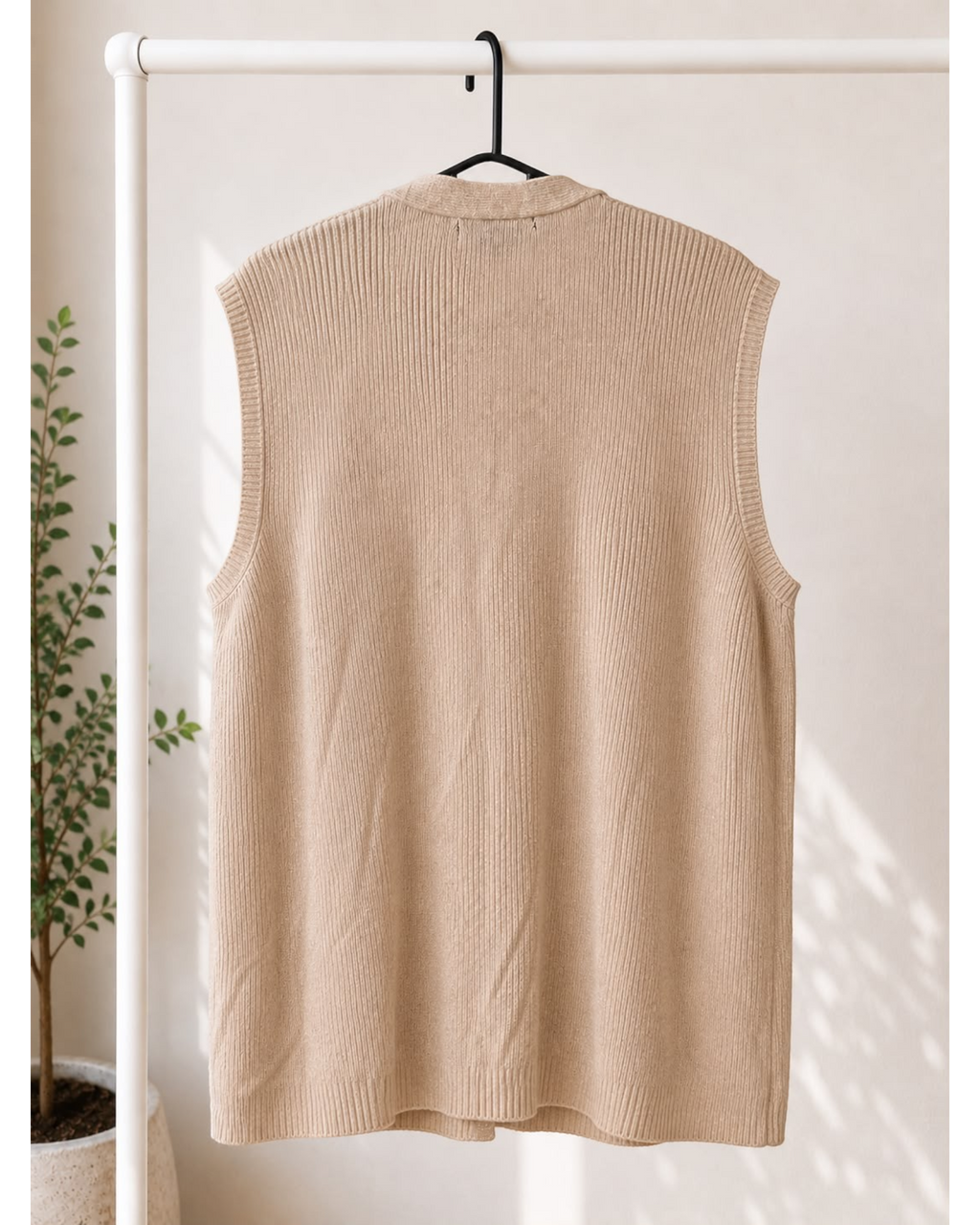 Colete feminino plus size alongado em tricô canelado bege no cabide, peça do BAZAR OFICIAL EFATA.