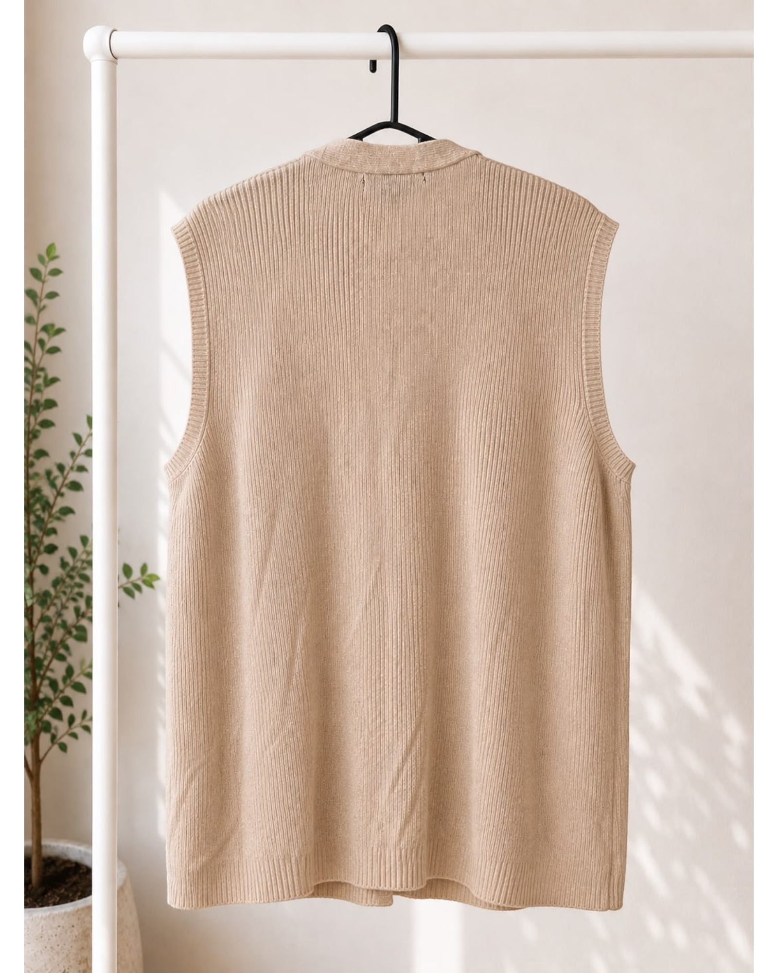 Colete feminino plus size alongado em tricô canelado bege no cabide, peça do BAZAR OFICIAL EFATA.