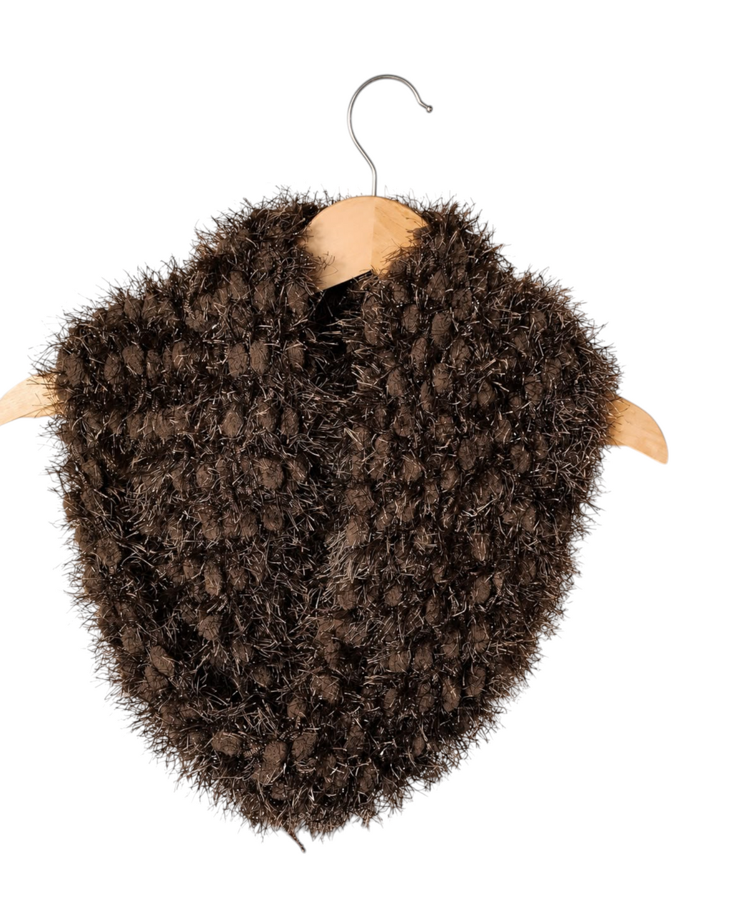 Gola cachecol feminina marrom BAZAR OFICIAL EFATA em tricô texturizado com fios de brilho em cabide de madeira.