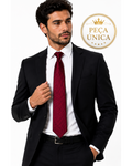Homem vestindo terno preto e camisa branca com gravata BOSS Hugo Boss bordô de estampa geométrica da BAZAR OFICIAL EFATA