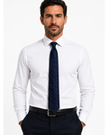Gravata Hugo Boss azul-marinho com estampa geométrica em homem vestindo camisa social branca, BAZAR OFICIAL EFATA.