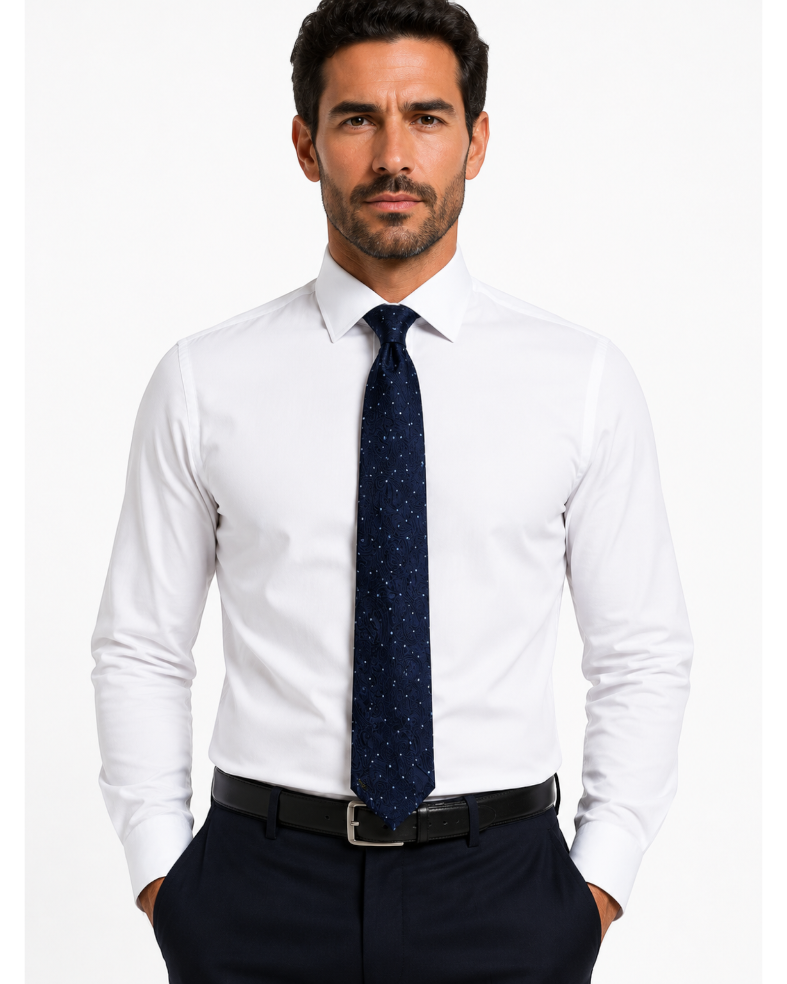 Gravata Hugo Boss azul-marinho com estampa geométrica em homem vestindo camisa social branca, BAZAR OFICIAL EFATA.