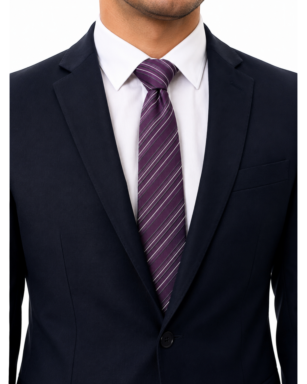 Gravata Hugo Boss BAZAR OFICIAL EFATA roxa com listras diagonais em seda, usada com terno azul marinho e camisa branca.