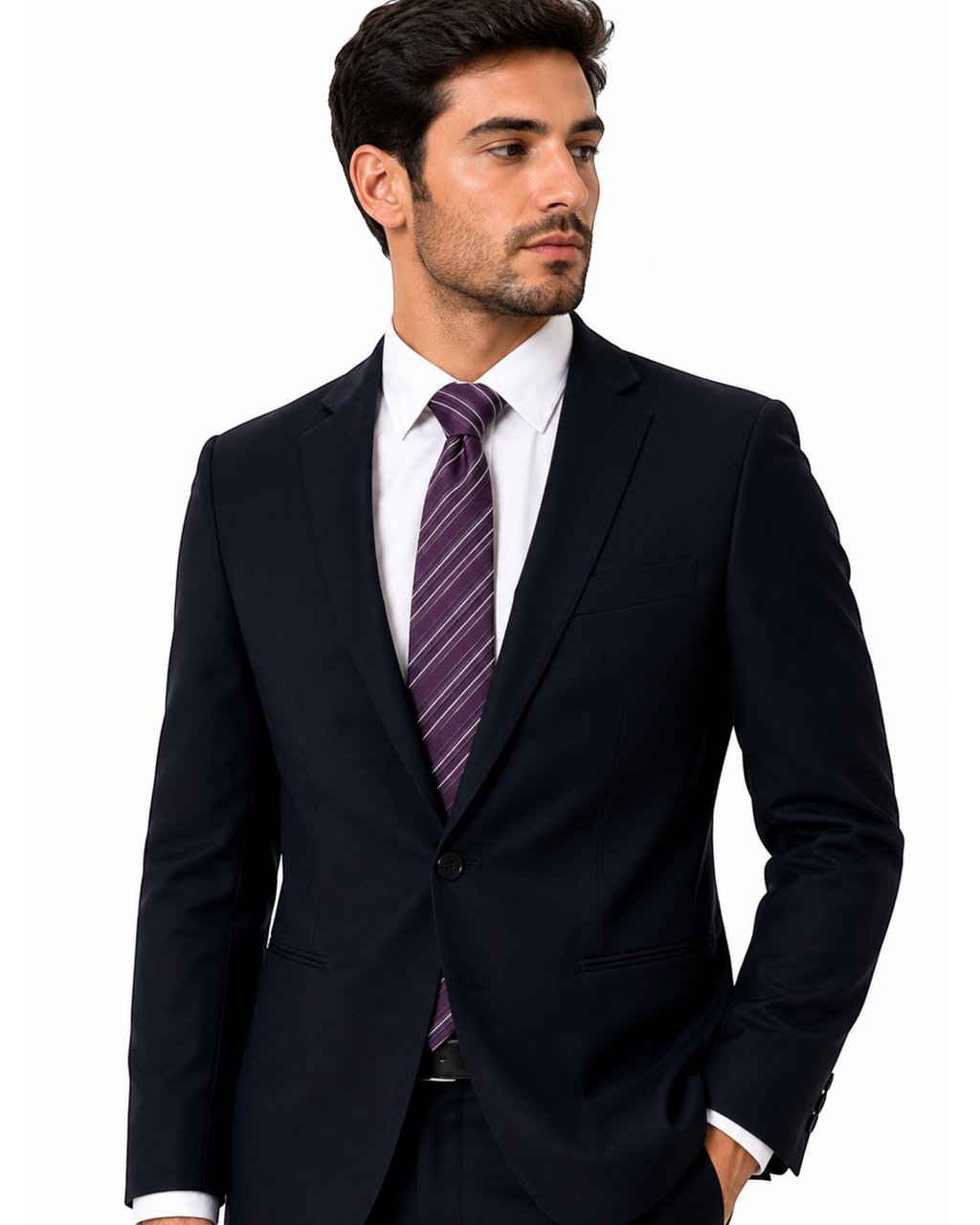 Homem vestindo terno escuro com gravata roxa listrada BAZAR OFICIAL EFATA, ideal para eventos sociais e corporativos.