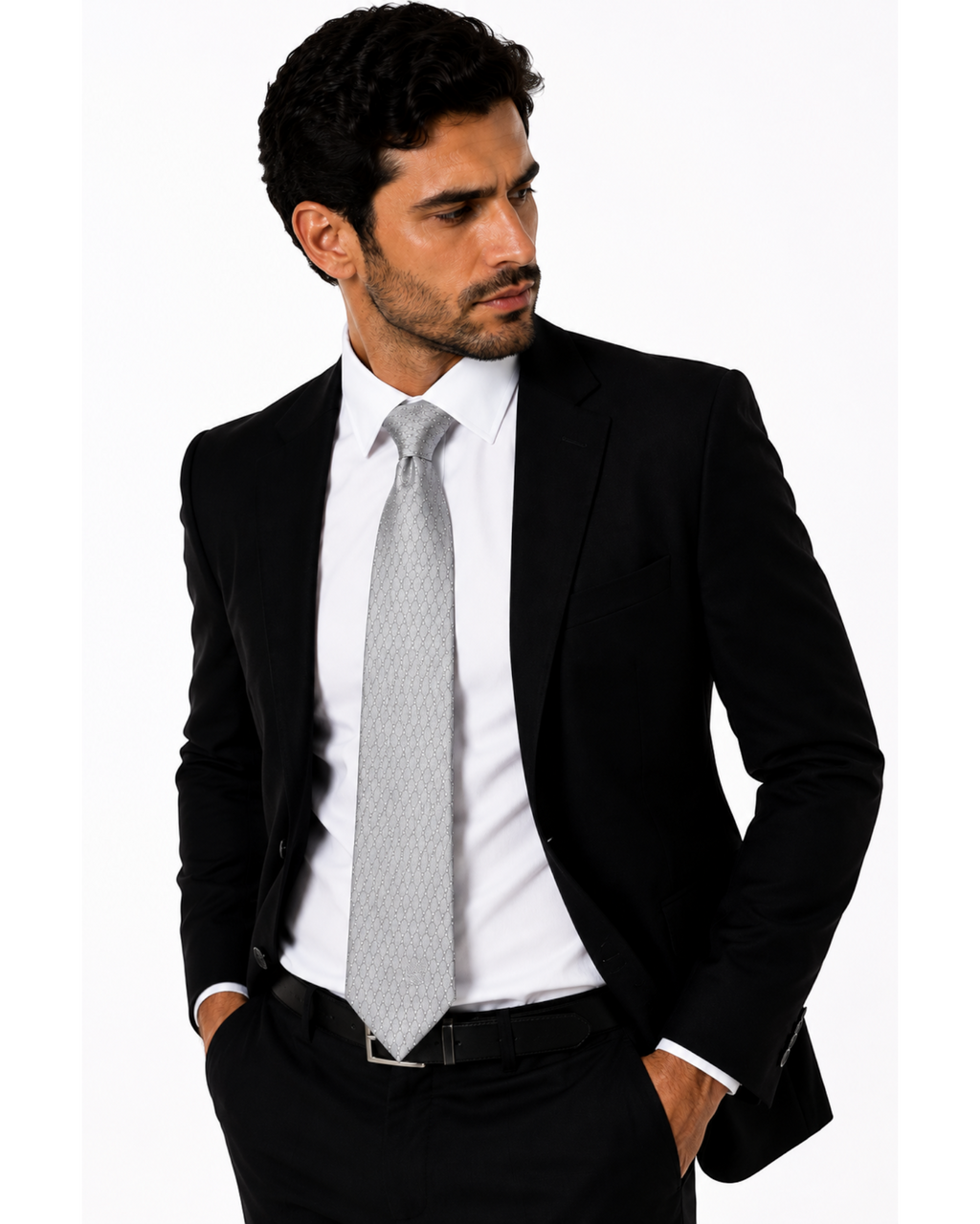 Homem vestindo terno preto e camisa branca com gravata Versace prata em jacquard geométrico com logo Medusa.