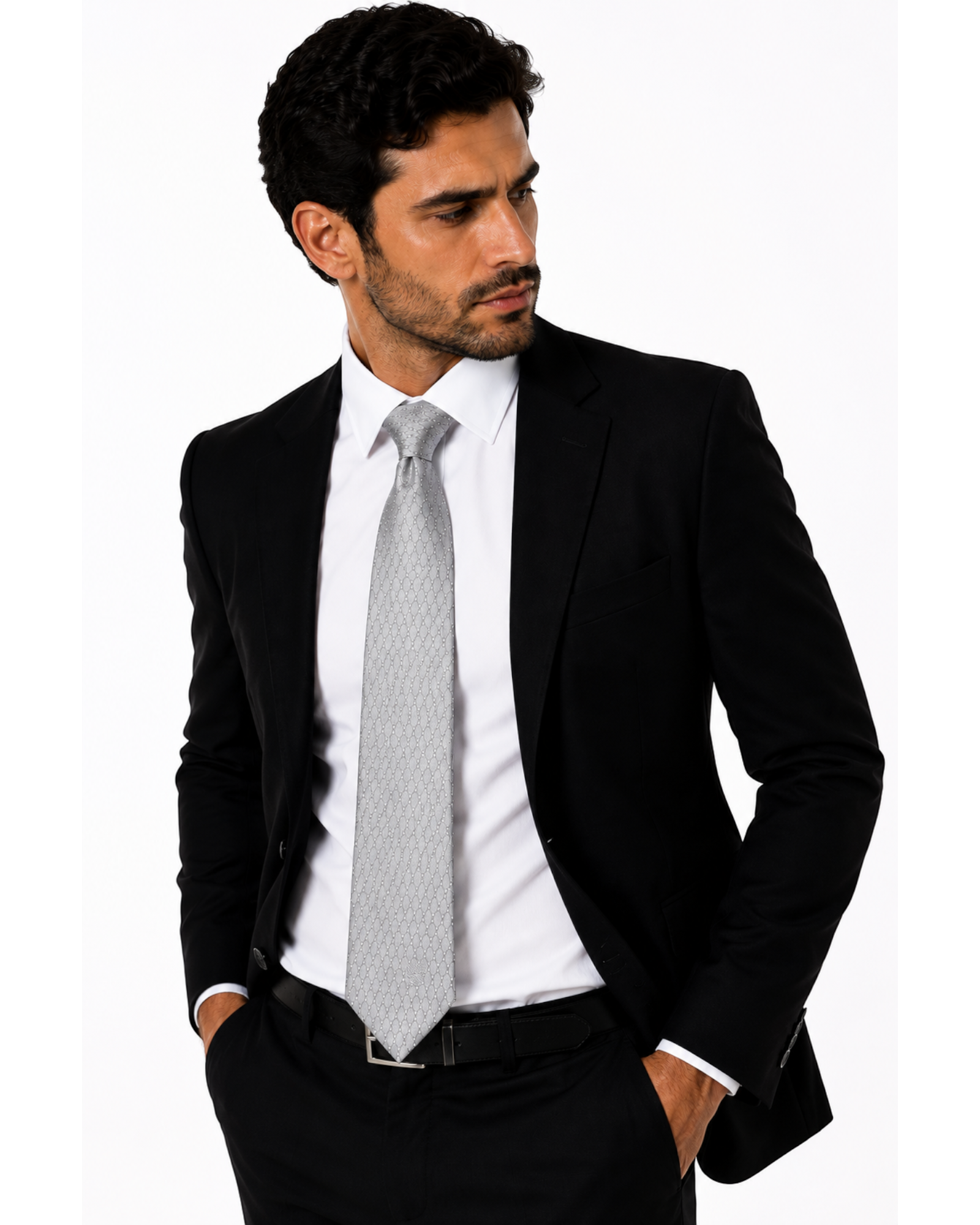 Homem vestindo terno preto e camisa branca com gravata Versace prata em jacquard geométrico com logo Medusa.