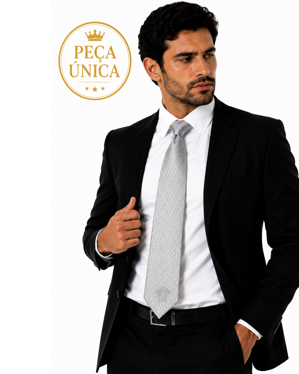 Gravata Versace BAZAR OFICIAL EFATA prata em jacquard com logo Medusa, usada por modelo em terno preto e camisa branca.