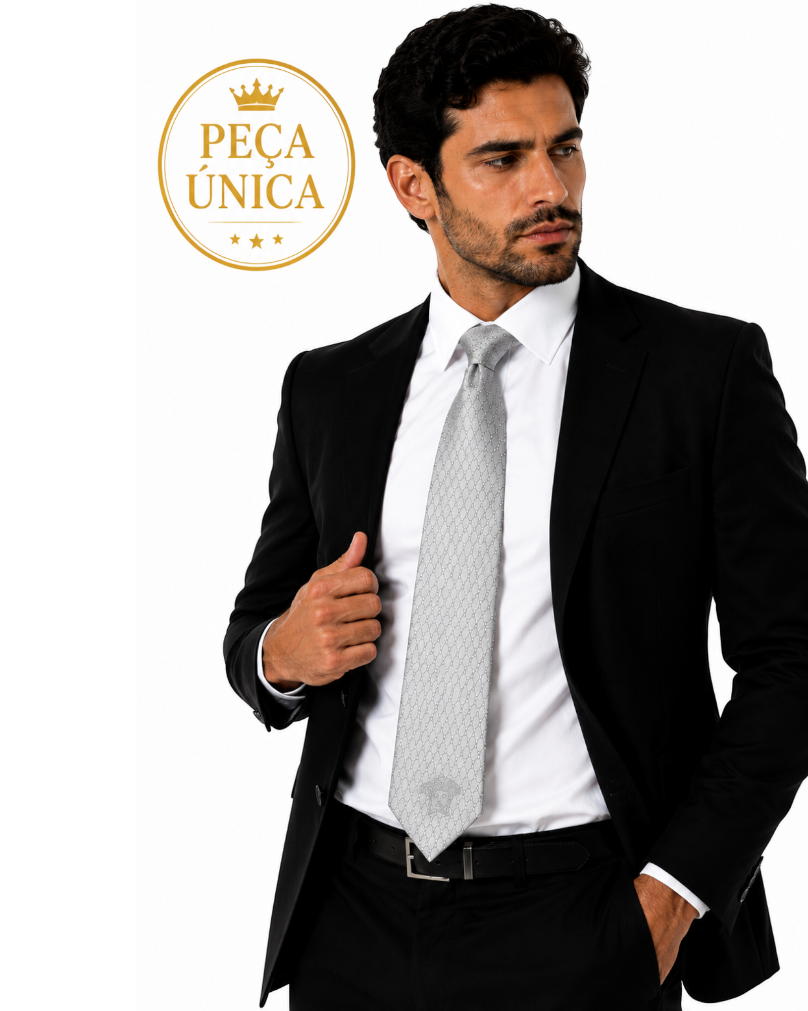 Gravata Versace BAZAR OFICIAL EFATA prata em jacquard com logo Medusa, usada por modelo em terno preto e camisa branca.