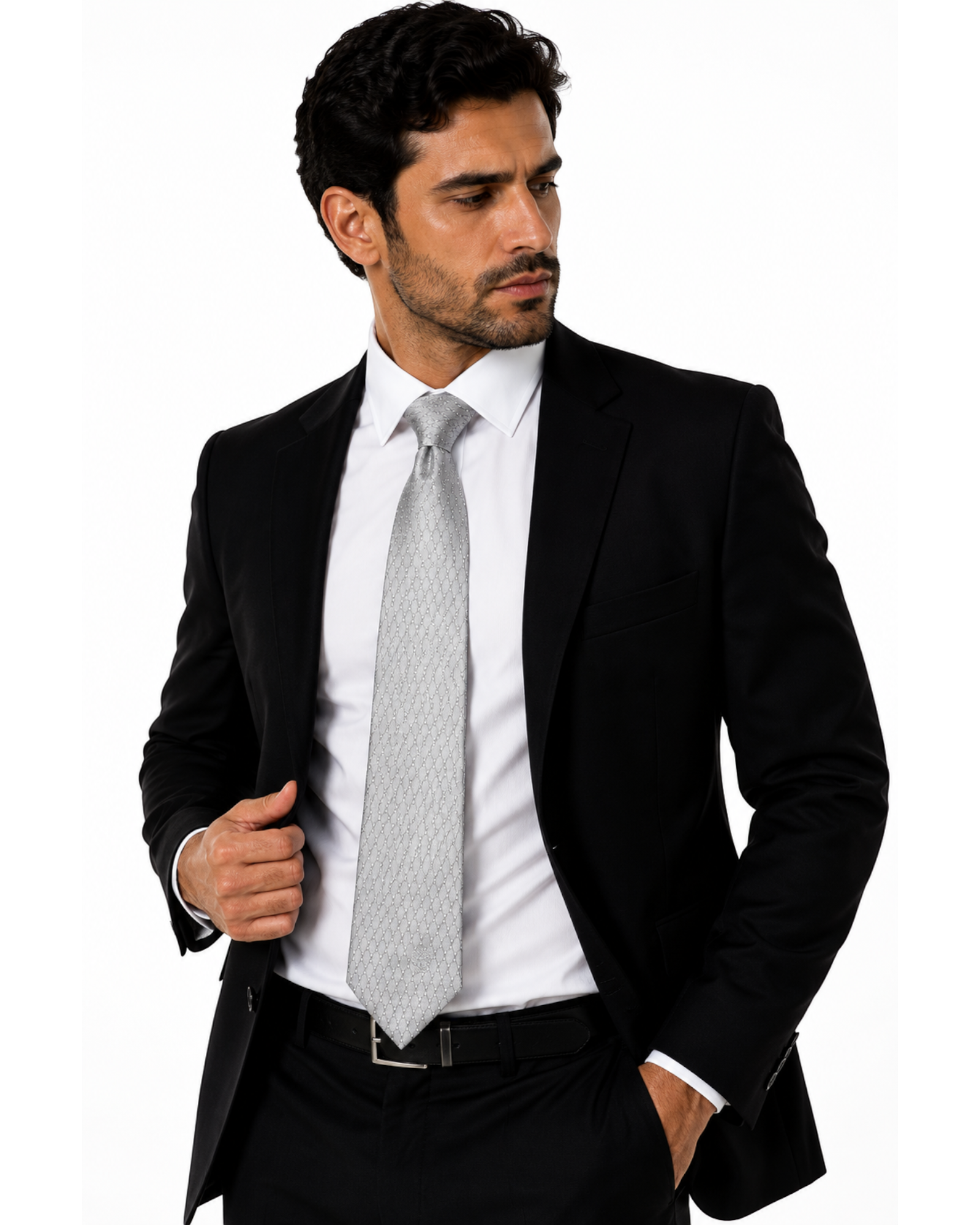 Homem vestindo terno preto com gravata Versace prata em tecido jacquard com estampa geométrica e logo Medusa