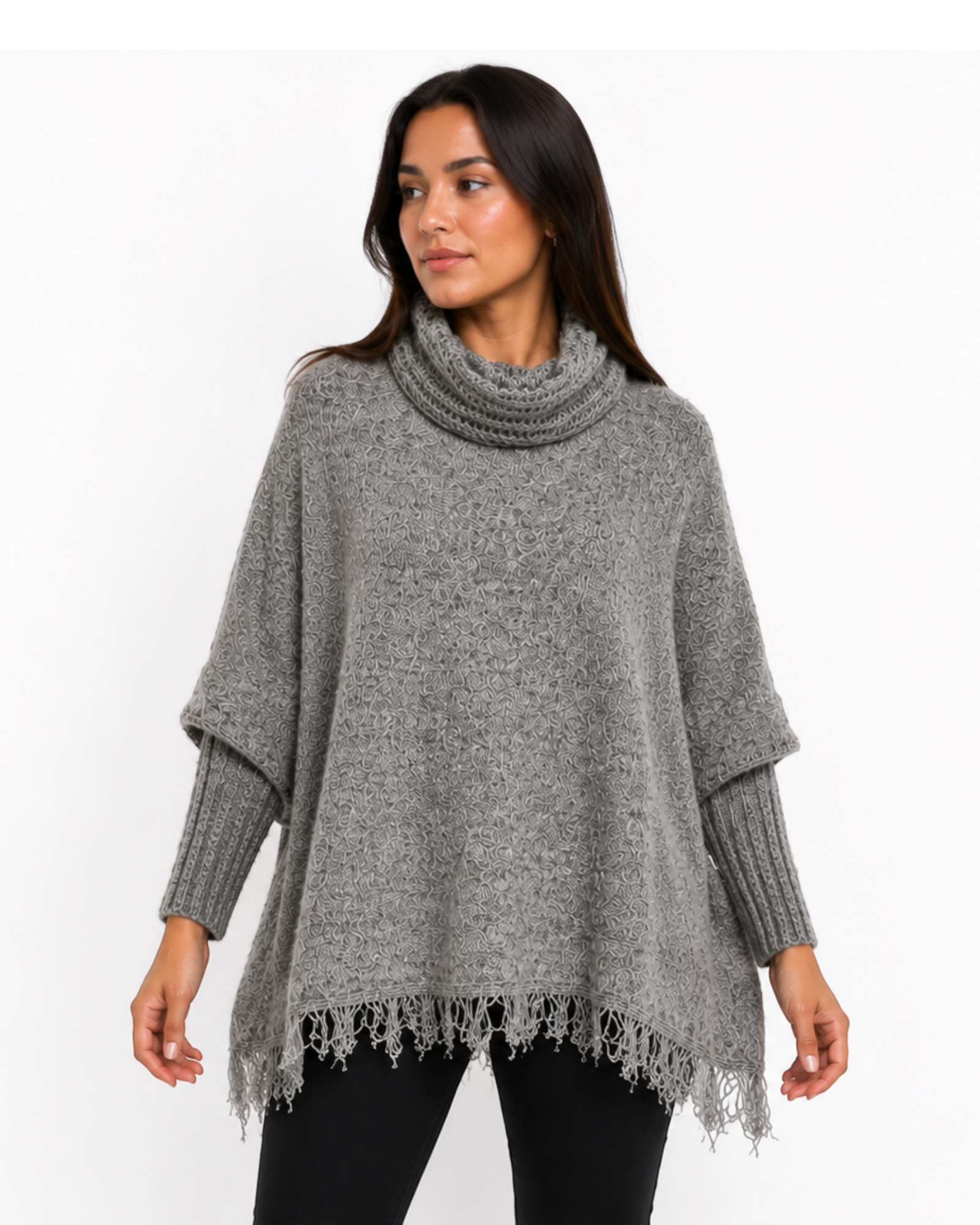 Poncho feminino de tricô cinza mesclado BAZAR OFICIAL EFATA com gola alta, mangas longas e barra com franjas.