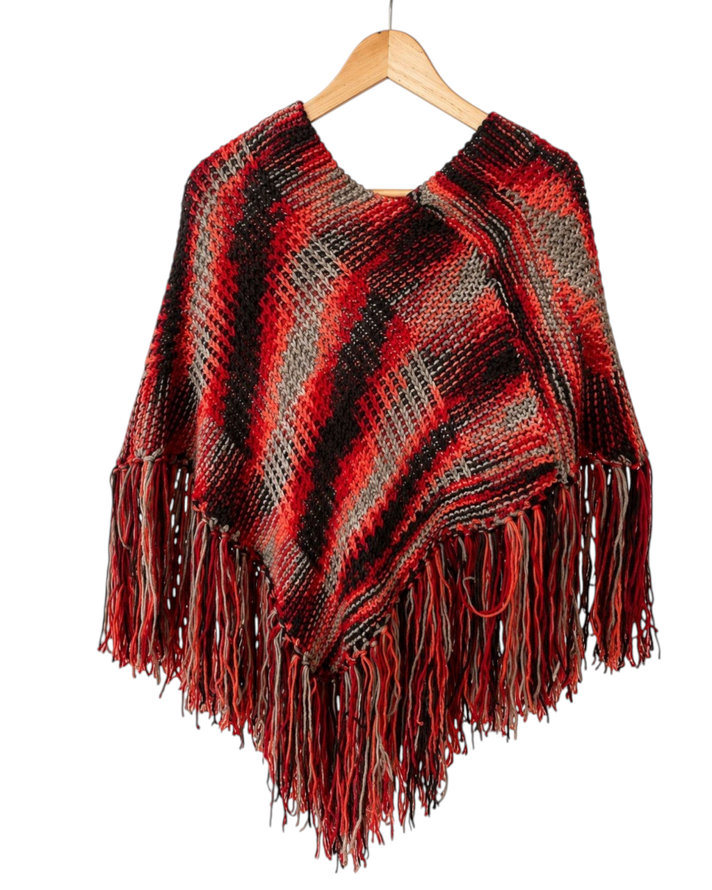 Poncho BAZAR OFICIAL EFATA em tricô listrado vermelho, preto e cinza com franjas estilo boho chic em cabide