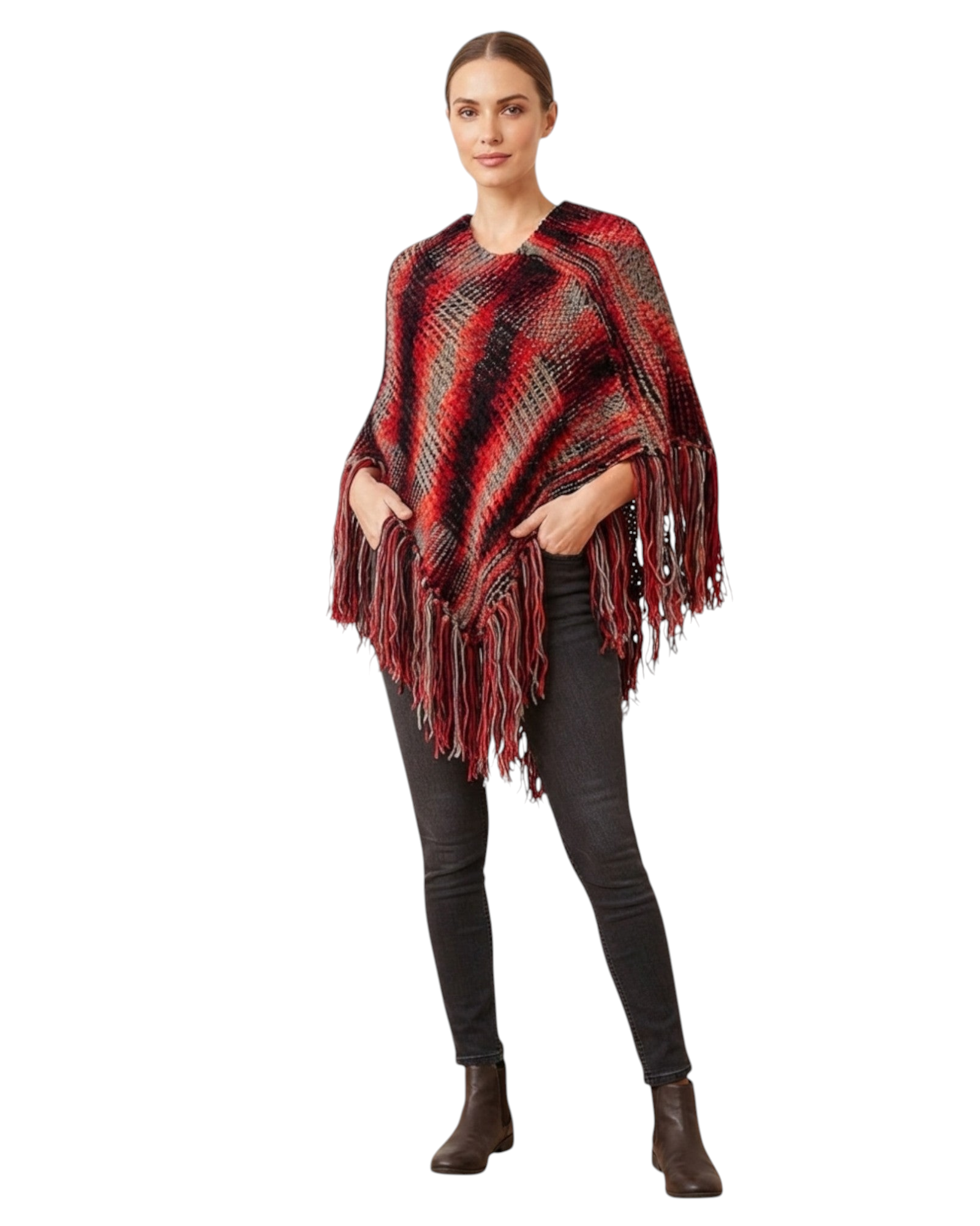 Modelo vestindo poncho BAZAR OFICIAL EFATA de tricô listrado em vermelho, preto e cinza com franjas estilo boho chic.