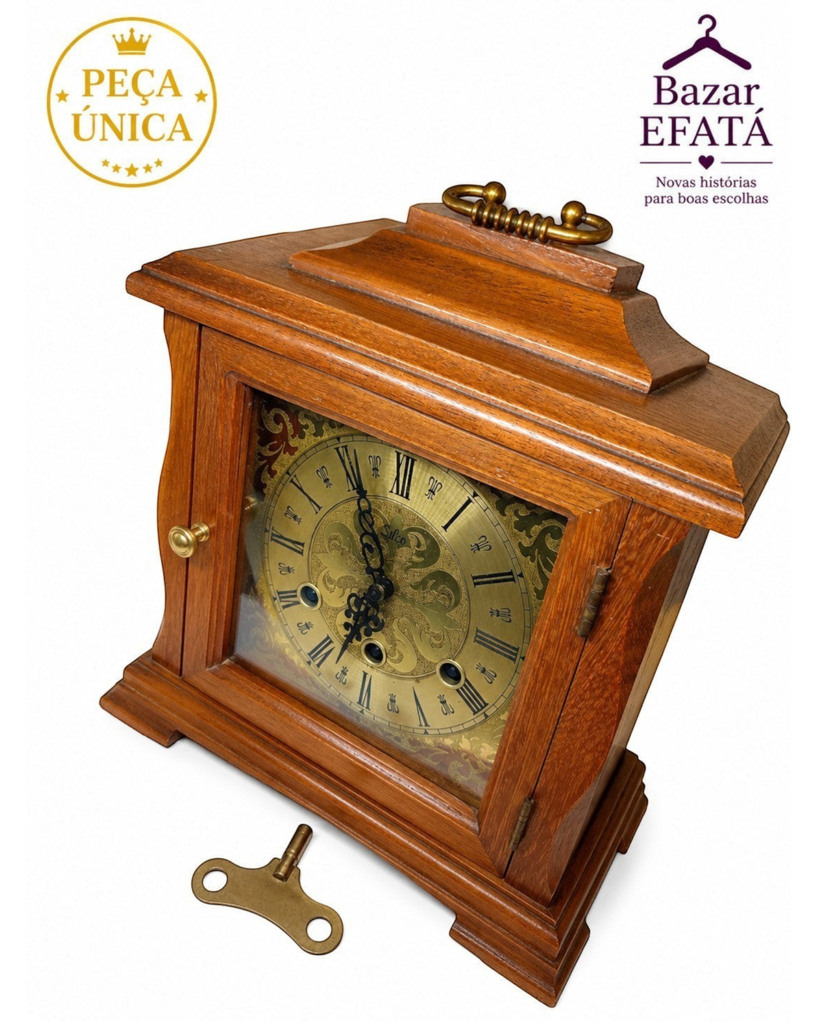Relógio vintage Silco de mesa com gabinete de madeira, mostrador dourado, números romanos e chave de corda, Bazar Oficial Efata.