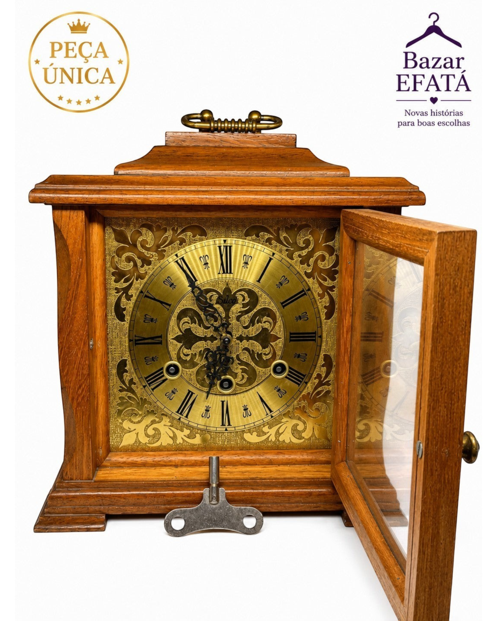 Relógio vintage BAZAR OFICIAL EFATA de mesa em madeira com mostrador dourado ornamentado, algarismos romanos e chave.