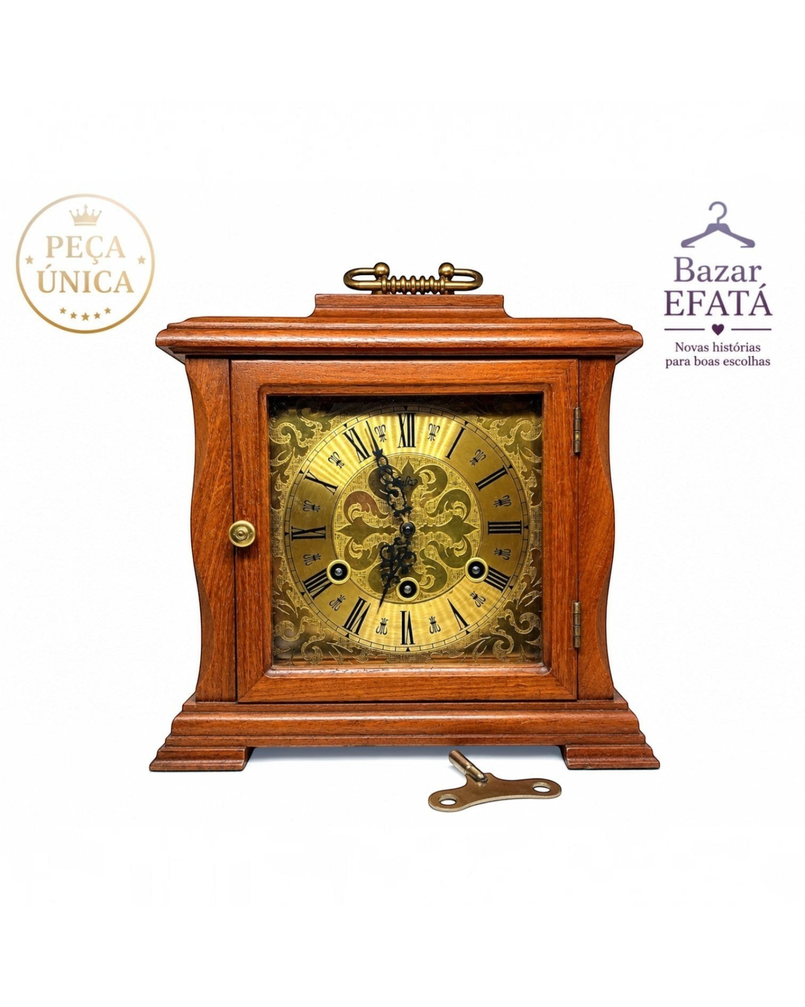 Relógio vintage Silco de mesa em madeira com mostrador dourado, números romanos e chave, vendido por BAZAR OFICIAL EFATA