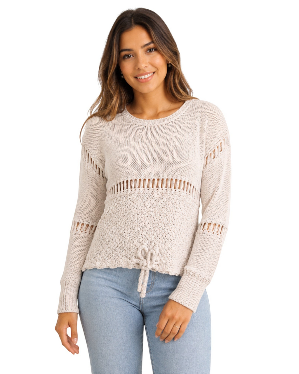 Modelo vestindo suéter BAZAR OFICIAL EFATA bege em tricô vazado, manga longa, gola redonda e amarração na barra.