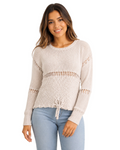 Modelo vestindo suéter BAZAR OFICIAL EFATA bege em tricô vazado, manga longa, gola redonda e amarração na barra.