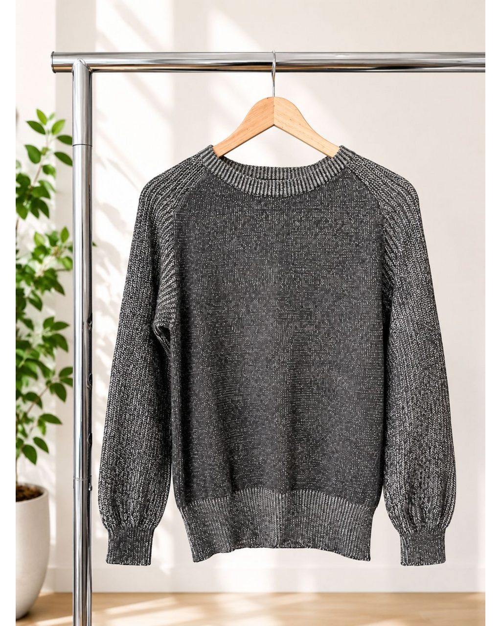 Suéter masculino BAZAR OFICIAL EFATA de tricô preto mesclado, gola redonda, mangas longas texturizadas e punhos canelados.