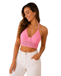 Modelo vestindo top cropped rosa de crochê artesanal com decote em V, flor central com pérolas e amarração, BAZAR OFICIAL EFATA