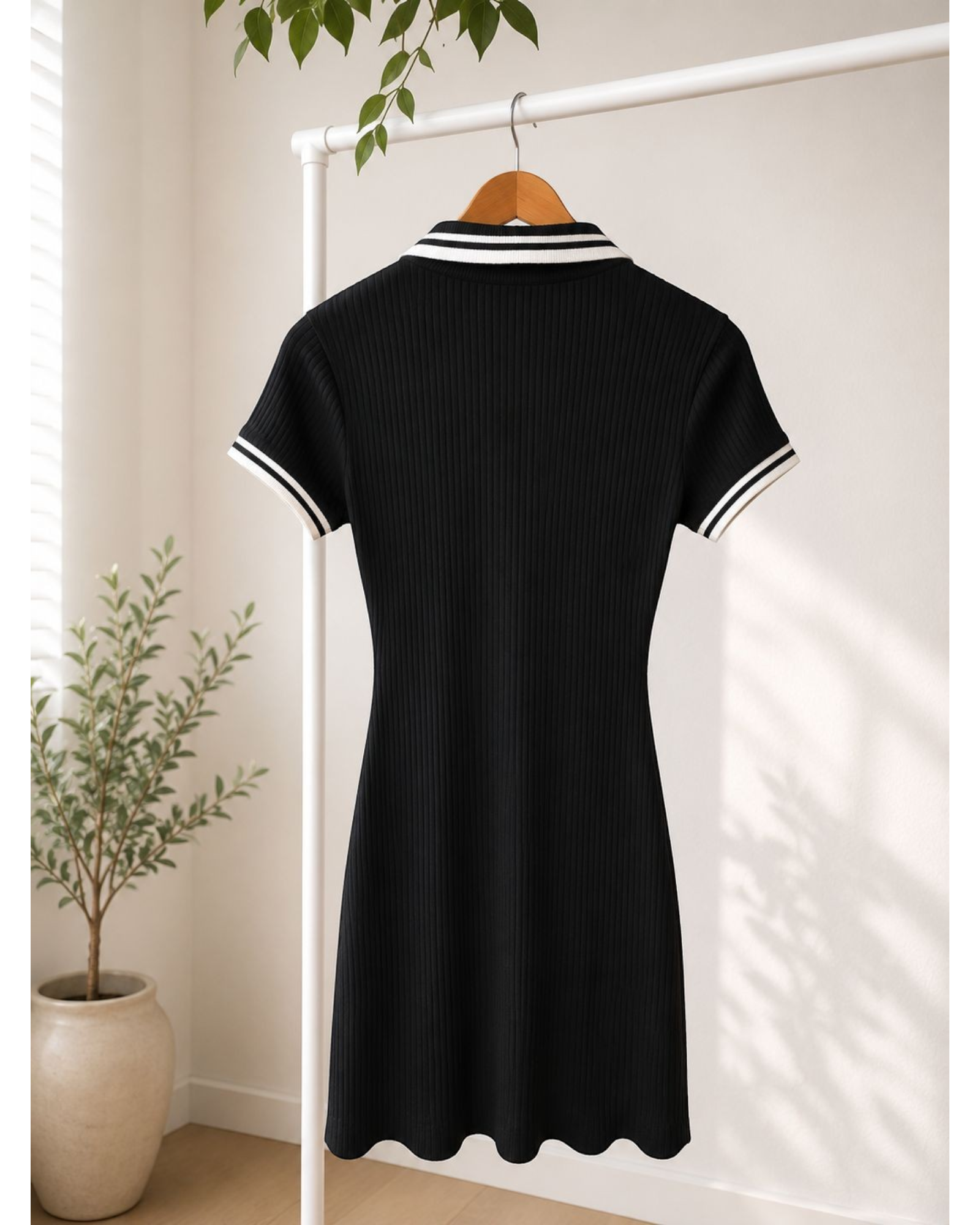 Vestido feminino canelado preto BAZAR OFICIAL EFATA com gola polo e detalhes listrados brancos nas mangas e gola.