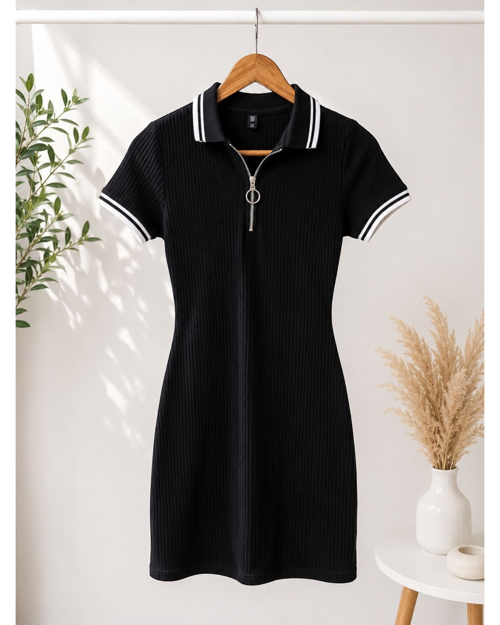Vestido curto canelado preto BAZAR OFICIAL EFATA com gola polo, zíper frontal e detalhes listrados brancos nas mangas.
