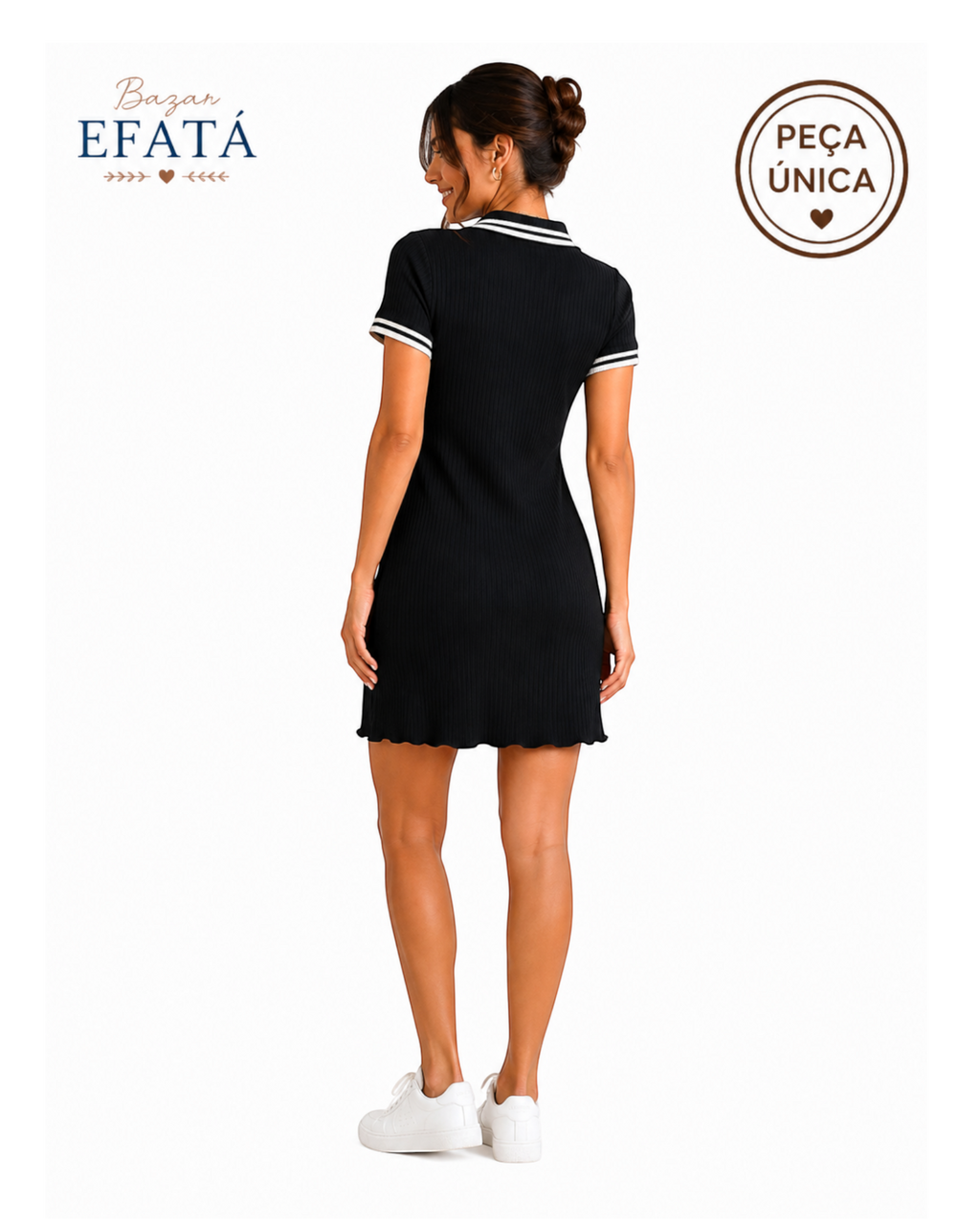 Modelo de costas usando vestido curto canelado preto com gola polo listrada branca da BAZAR OFICIAL EFATA