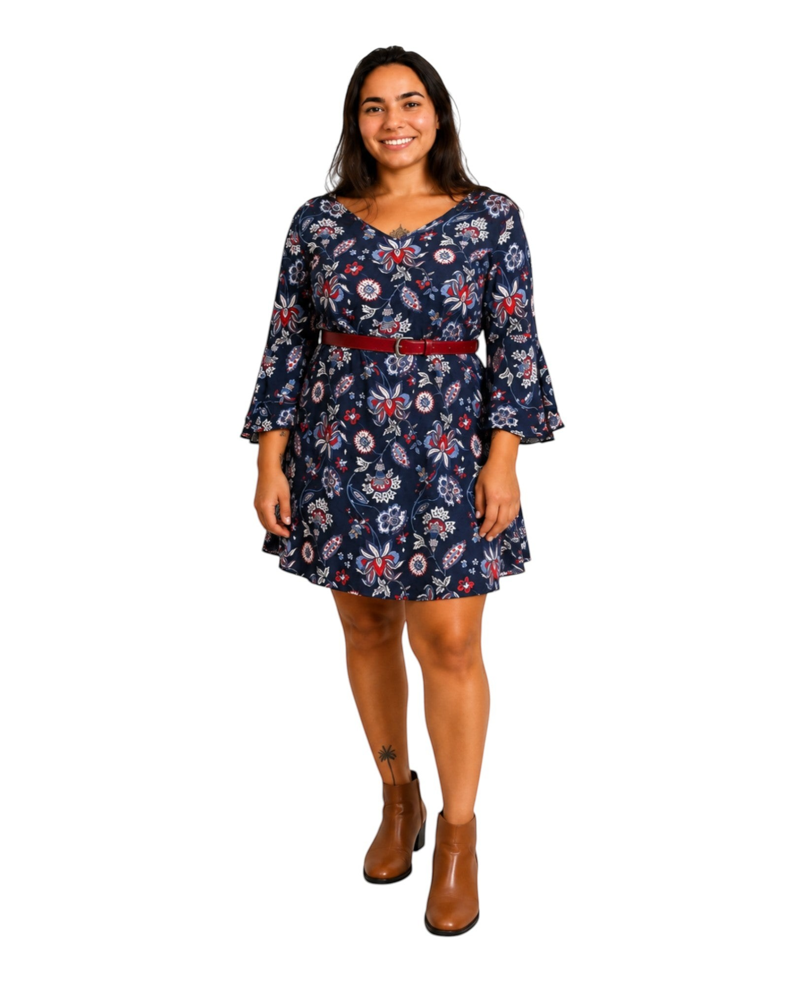 Modelo sorridente vestindo vestido floral azul-marinho com mangas flare e cinto vermelho do BAZAR OFICIAL EFATA