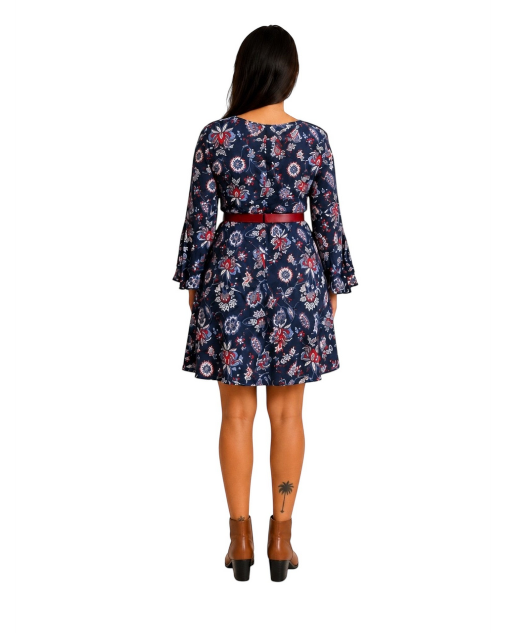 Vista traseira do vestido BAZAR OFICIAL EFATA azul-marinho com estampa floral, manga flare e cinto vermelho na cintura.