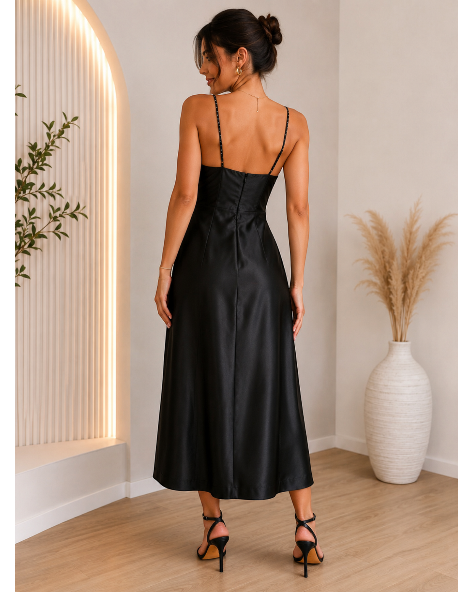 Modelo de costas usando vestido longo preto acetinado BAZAR OFICIAL EFATA com alças finas e decote estruturado