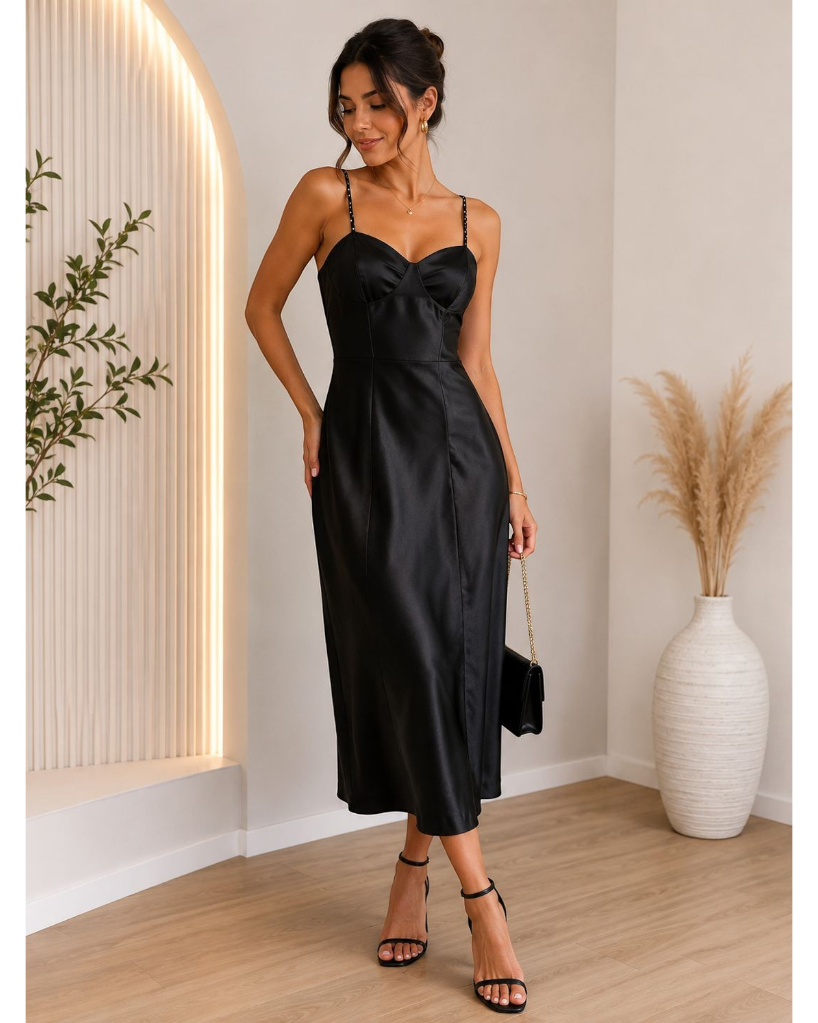 Vestido longo preto acetinado BAZAR OFICIAL EFATA com decote coração e alças finas em modelo elegante para festas.