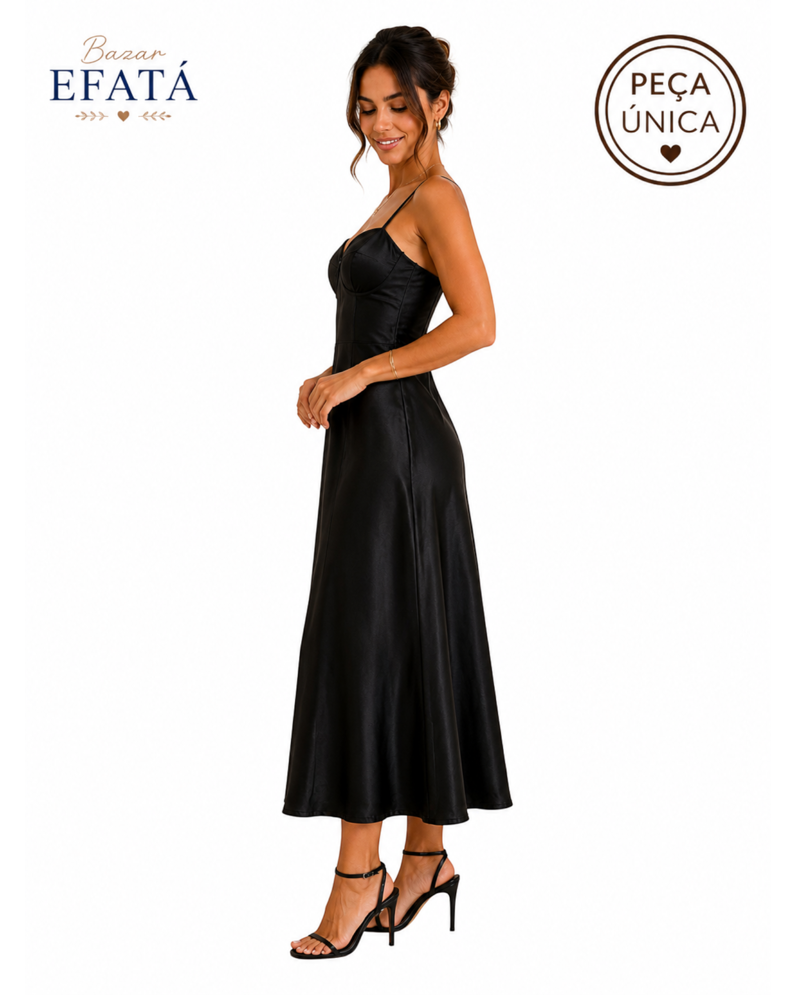 Modelo vestindo vestido longo preto acetinado com decote coração e alças finas da BAZAR OFICIAL EFATA