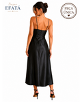 Modelo de costas usando vestido longo preto acetinado BAZAR OFICIAL EFATA com alças finas e decote estruturado.