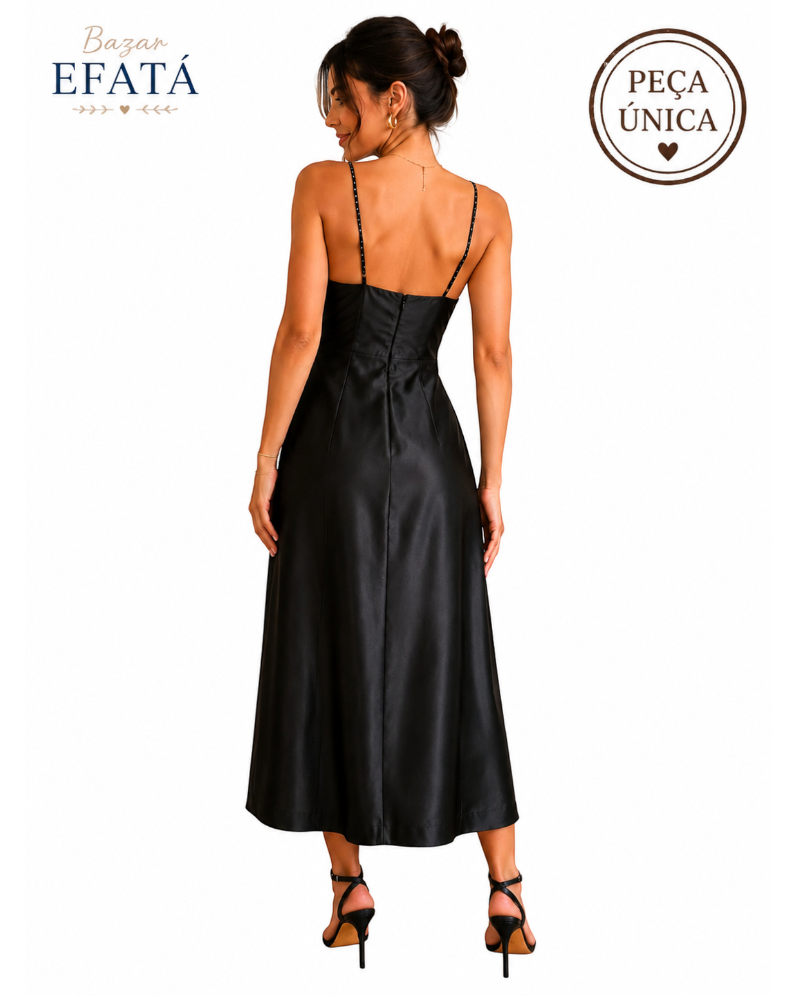 Modelo de costas usando vestido longo preto acetinado BAZAR OFICIAL EFATA com alças finas e decote estruturado.