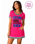 Modelo vestindo vestido casual rosa da BAZAR OFICIAL EFATA com capuz, bolso frontal e estampa esportiva