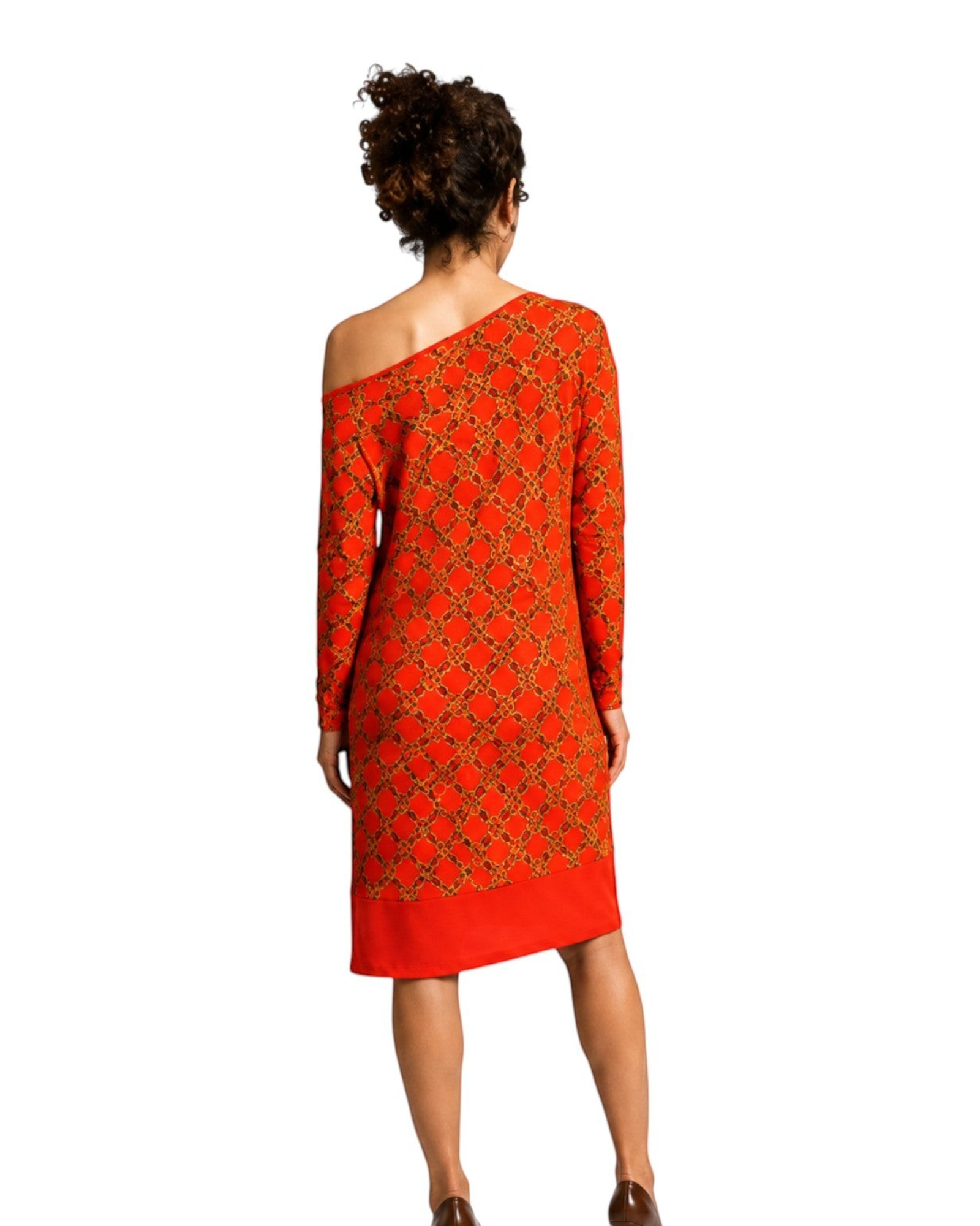 Vestido BAZAR OFICIAL EFATA vermelho ombro a ombro com estampa de correntes douradas e manga longa, vista traseira.