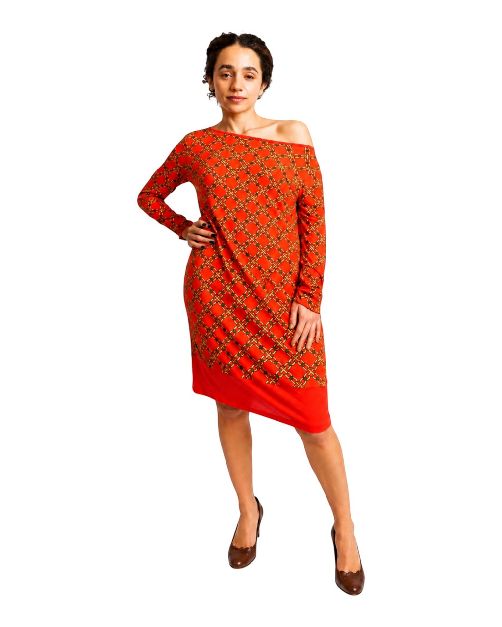 Modelo veste vestido BAZAR OFICIAL EFATA vermelho ombro a ombro com estampa de correntes douradas e barra assimétrica.