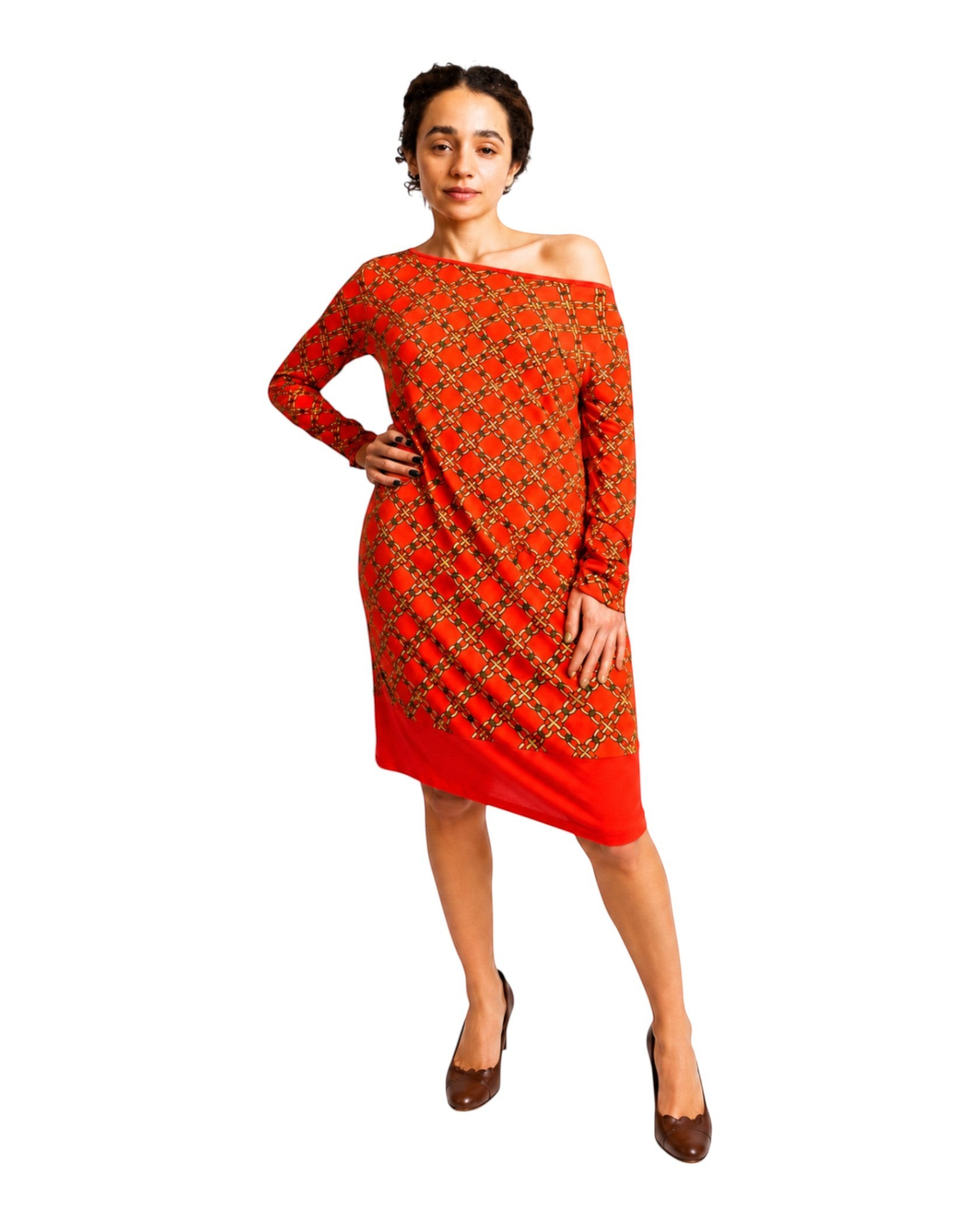 Modelo veste vestido BAZAR OFICIAL EFATA vermelho ombro a ombro com estampa de correntes douradas e barra assimétrica.